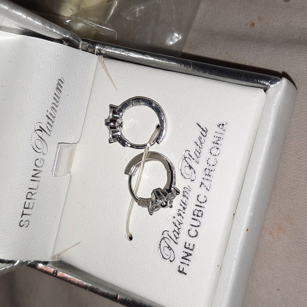 AUTHENTIC CRISLU WEDDING HUGGY Genuine Sterling Silver  Earrings in Elegant Box